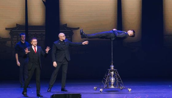 Шоу иллюзионистов Juggler «Удивительные истории»